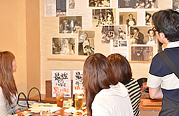 創業80年の老舗店には多くの著名人が来店